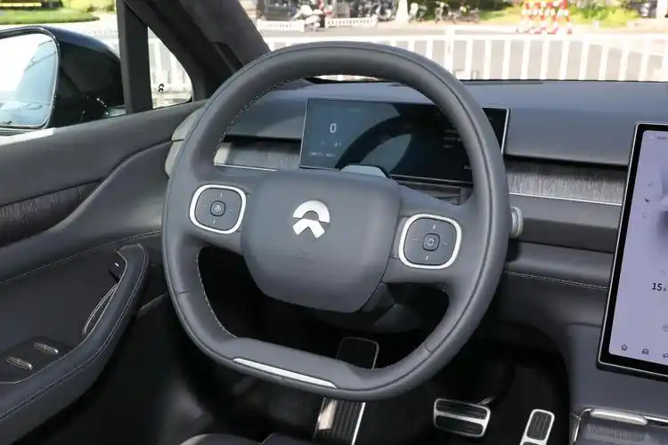 在内饰设计上,蔚来es8延续了外观的化繁为简,全新的家族式设计风格