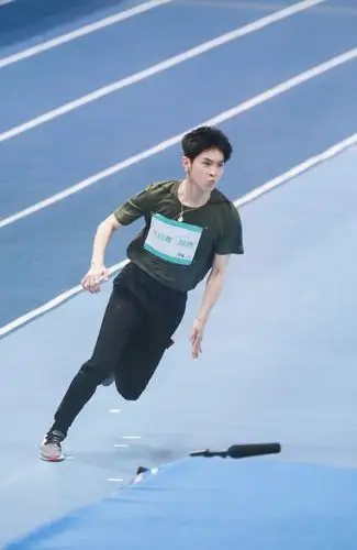 马伯骞获跳高冠军 优秀基因受瞩目热搜