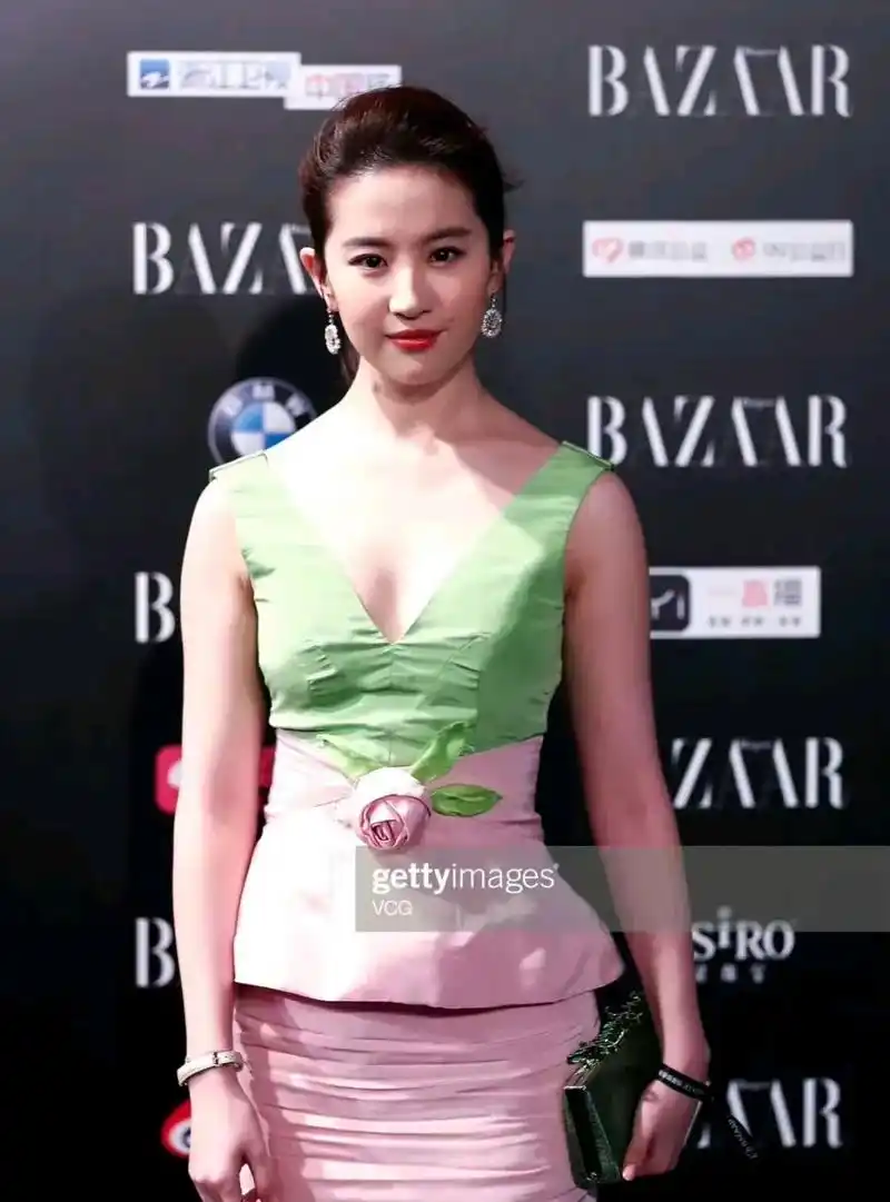 时尚芭莎慈善夜,刘亦菲秒了! 不p图纯生图,生图我只服刘亦菲!