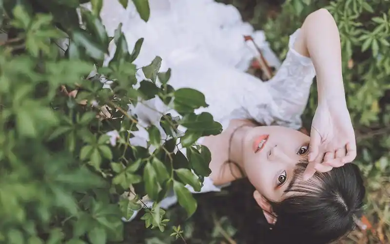 唯美森林系美女高清壁纸