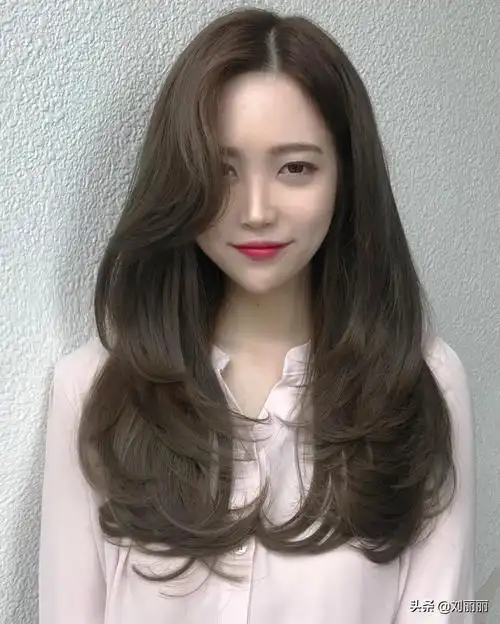 长发在很多人的印象当中都是特别的温柔,如果搭配合理的裁剪和烫发