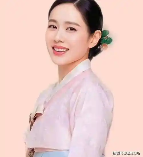 孙艺珍穿韩服为儿子庆祝一周岁亲戚相互合影玄彬低调拍照