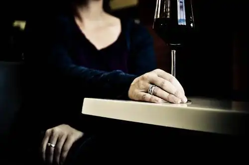 头像大全_女人手拿酒杯的侧影__正文