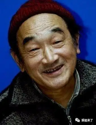 主演剧情电影《阿q正传》,凭借该片获第6届大众电影百花奖最佳男演员