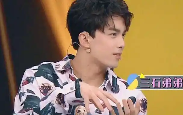 原创原创吴磊说话时下意识往前靠谁注意关晓彤的反应有没避嫌很明显