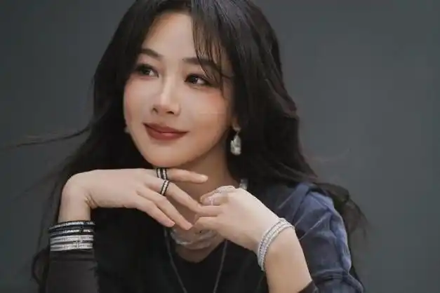 杨紫分享库存美照休闲穿搭展示青春活力笑容甜美宛如初恋