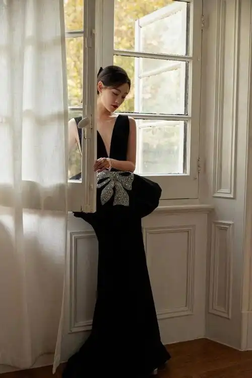 祝绪丹不愧是杨幂看中的人,穿深v裙领口开到腹部,这身材真绝了