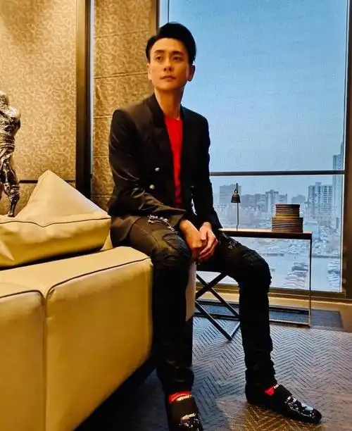 黄宗泽失策了把大背头剪成了菠萝头却显得头大嘴唇厚