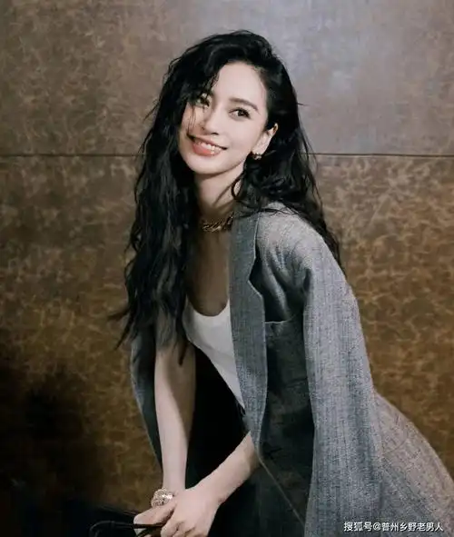 angelababy点痣妆容惊艳亮相,卷发增添俏皮魅力_发型_气质_羊毛