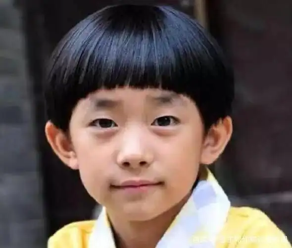小时候的易烊千玺