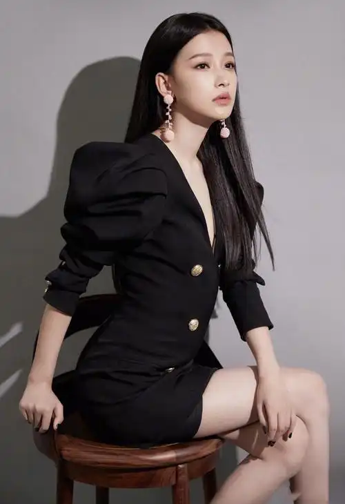 孙怡现在好帅啊,身穿黑色丝质连衣裙露出美腿,身材姣好