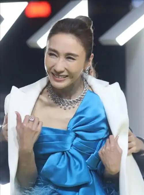 51岁黎姿近照显老态,和郑秀文同框被吊打,网友直呼怀念小结巴 - 哔哩