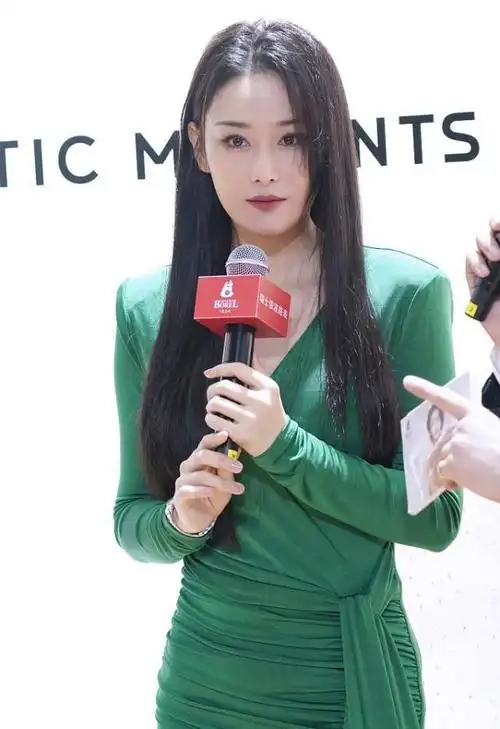 张馨予的身材真不赖,一袭墨绿色长裙秀出曲线,看着让人好羡慕|西装|卫