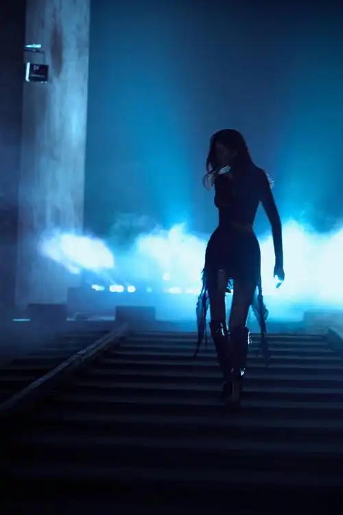 今天的@crystal张天爱是爱跳舞的"爱侦探"04  中午12:00@芒果tv,一