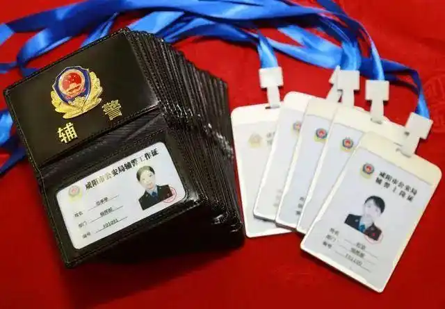 人事处处长鲁伟刚主持发放仪式,仪式上他鼓励全体辅警要干好本职工作