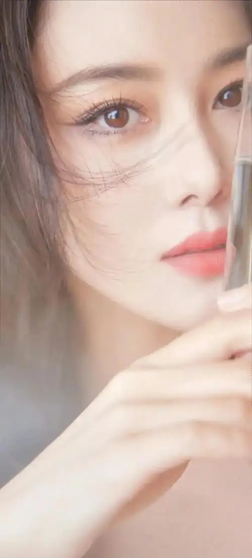 这些壁纸图片涵盖了不同风格的美女明星,从清纯可爱到性感妩媚,从甜美