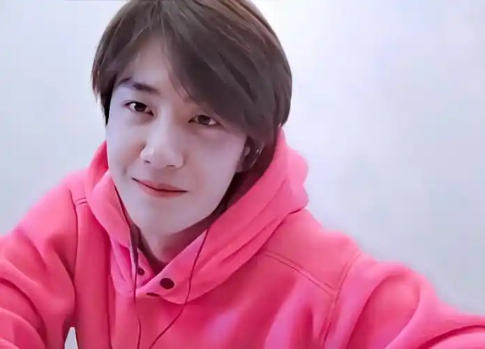 王一博在家解除酷盖封印,穿粉色卫衣甜笑卖萌,意外撞脸表情包?