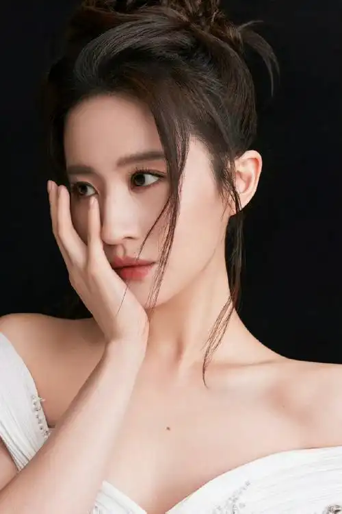 刘亦菲高定白裙##刘亦菲玫瑰丸子头