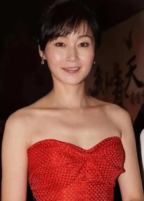 万绮雯:我最满意我有一双美腿,我更得意嫁对"鬼才"编剧陈十三