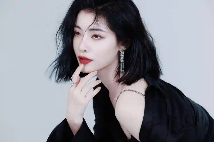 许佳琪黑裙造型酷飒风写真释出 ,短发红唇时尚魅惑