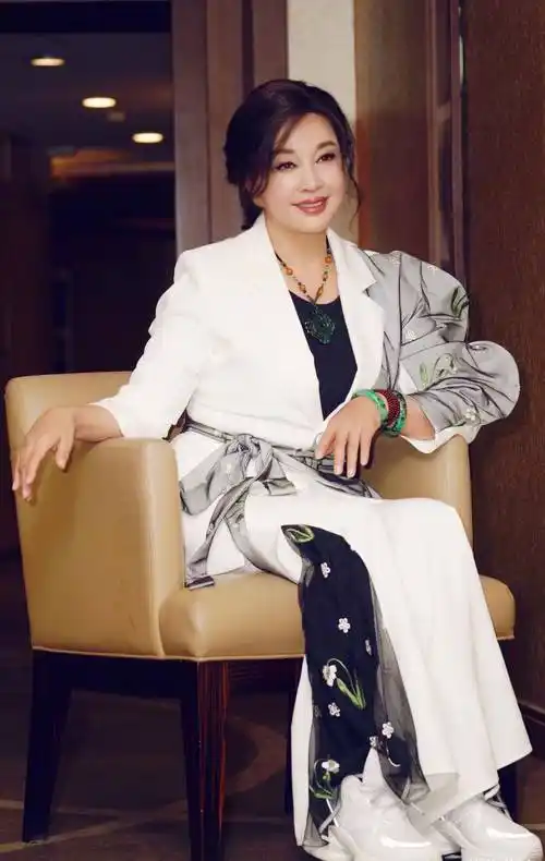 刘晓庆曾为了博眼球,大妈年纪出演18岁少女,被视为娱乐圈的笑谈_时尚