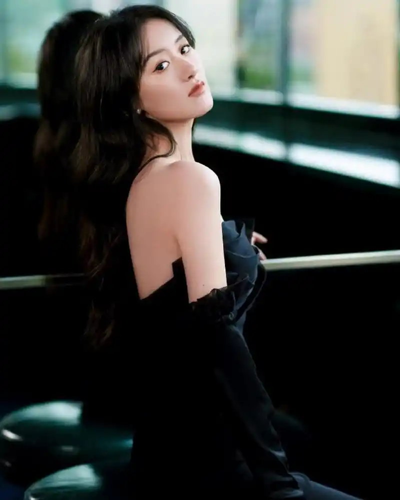 袁冰妍身穿黑色抹胸裸背礼服,性感优雅!