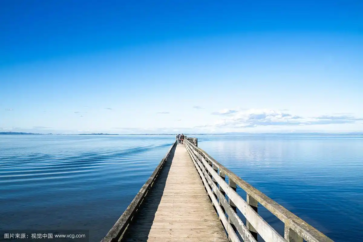 干净明亮的海边风光天际线反射倒影背景图