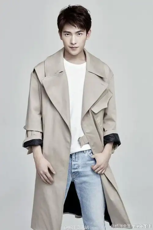 有一个杨洋,他有一些呆萌,他让人眼前一亮,有一个杨洋,他穿一袭风侣