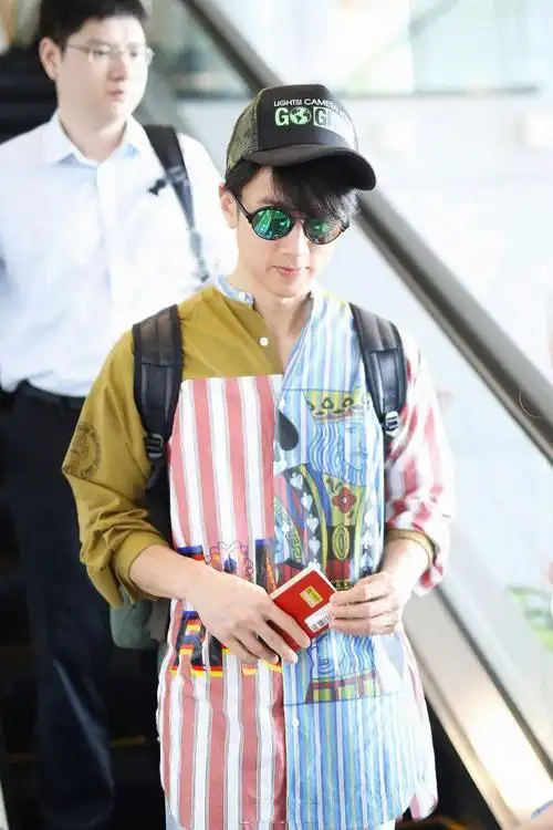 4人同时撞衫条纹衬衫,70后吴尊丝毫不输其他三人