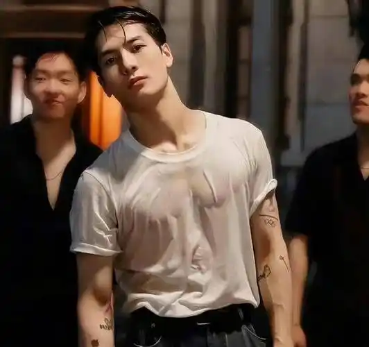 王嘉尔的肌肉即使是和黄景瑜的对比也并不算少,尤其是身材肌,简直是