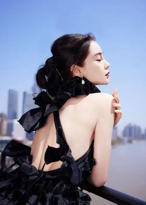 angelababy最新造型,穿黑色蛋糕裙优雅复古,配红唇大波浪太美了