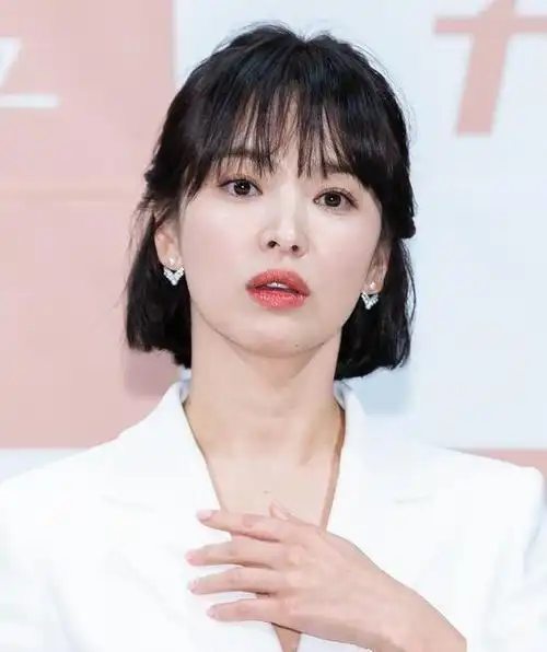 宋慧乔又换发型刘海短发搭白裙美得高调与25岁朴宝剑很有cp感