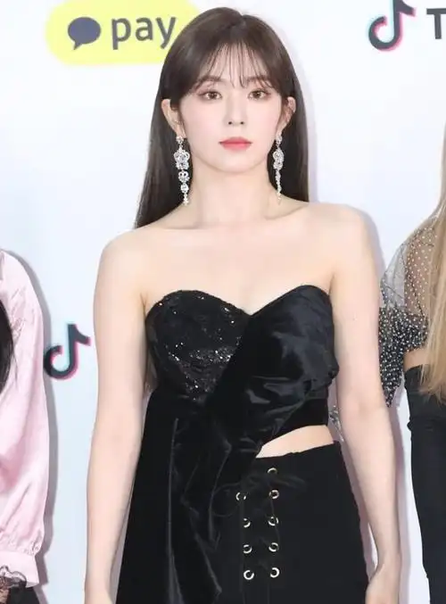 裴珠泫身穿黑色抹胸套装,展"冰美人"的气质,优雅又不失性感!_网易订阅