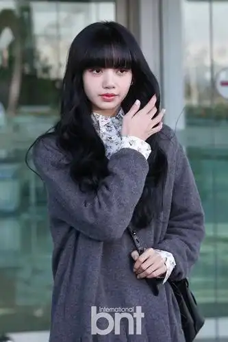 "据报导称经纪人a某从lisa出道时就陪伴在左,十分受lisa信任.