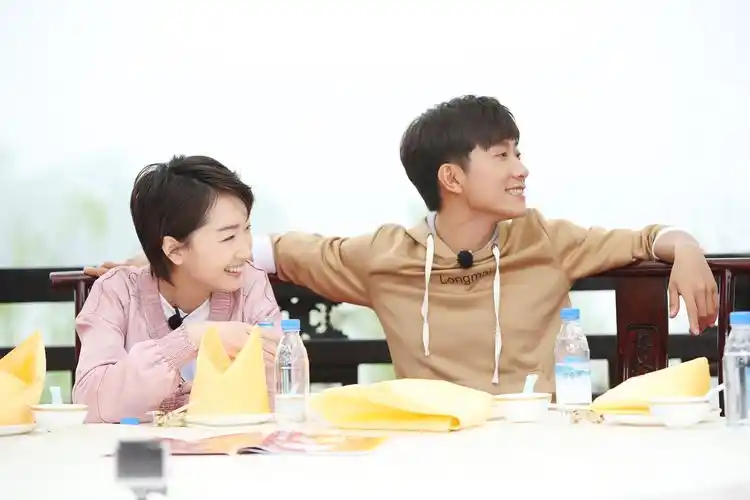 周冬雨携新作登《高能少年团》 公然表白张一山