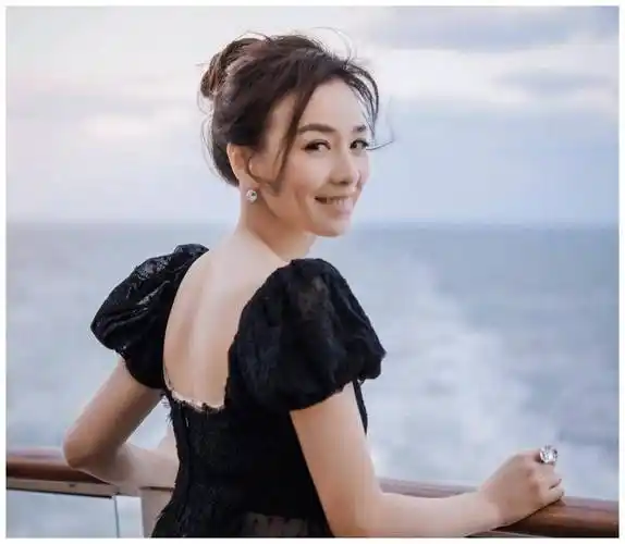 49岁张庭气质依然年轻貌美,身穿黑色连衣裙年轻20岁,扎发更减龄_女性