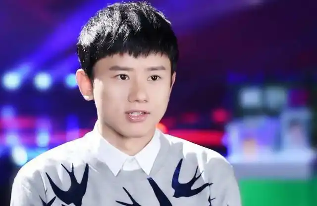 难怪张杰一直以刘海出镜,当他掀起刘海,反差也太大了吧!