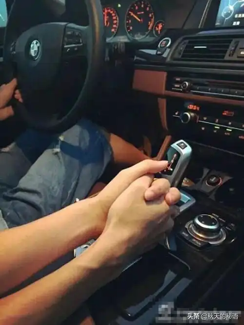 单手开车的男人是什么梗