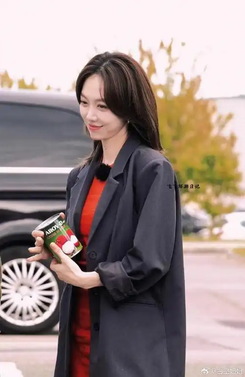 刚获得白玉兰奖最佳女配的女演员姜妍,已出现在综艺《中餐厅》