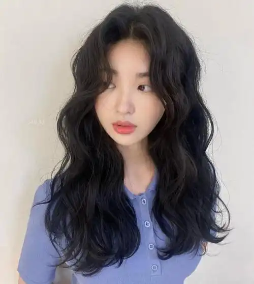 秋冬季女生好看卷发发型,微凌乱自然慵懒卷发,蓬松复古羊毛卷!