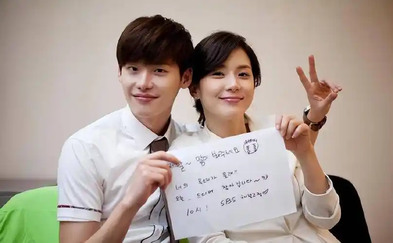 了与他们的合影,成为韩国网络的热门话题,最年轻的成员李钟硕在中间