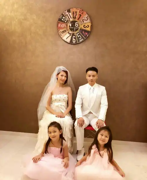 张晋表白蔡少芬庆祝结婚11周年,网友调侃全家福显示了家庭地位