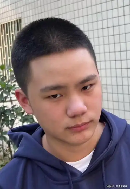 13岁男生剪寸发后续,目前情绪稍稳定,但父亲有些后怕|寸头|发型|长