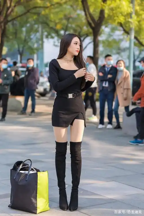 秋冬穿靴子叫常规,光腿穿靴子才是美女的最爱