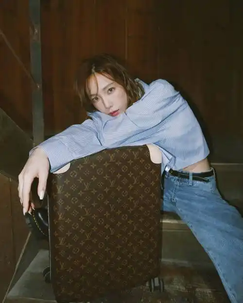 33岁金泰妍,瘦瘦的帅气穿搭,秀出纤细骨感的身材,白玉般的肌肤_网友