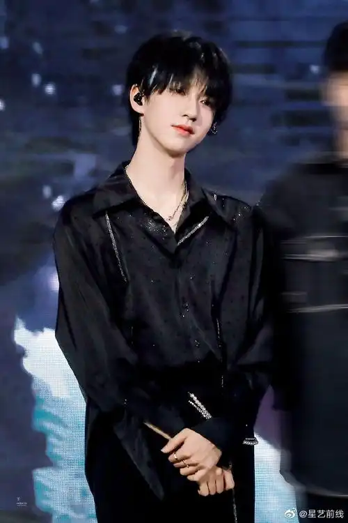 贺峻霖分享氛围感旧照##贺峻霖绝美侧颜线条