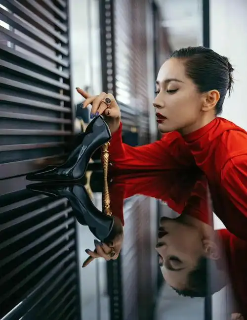 王子文黑色高跟鞋