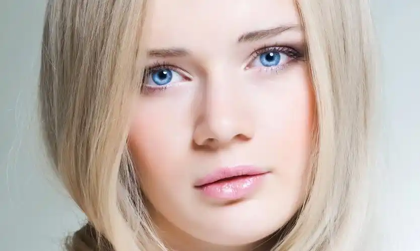 金发碧眼的女孩的脸蓝色眼睛5k美女图片