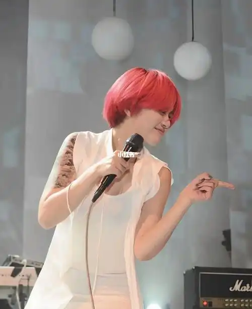 亲爱的维维姐:见字如晤,追着生日尾声,祝你生日快乐.