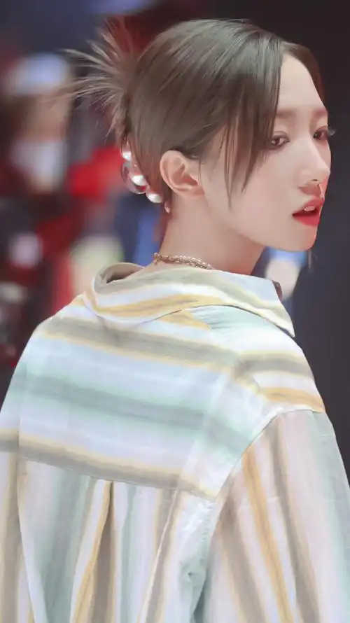 孟美岐|女王久候多时了 来自陪你们从小孩到大人 - 微博